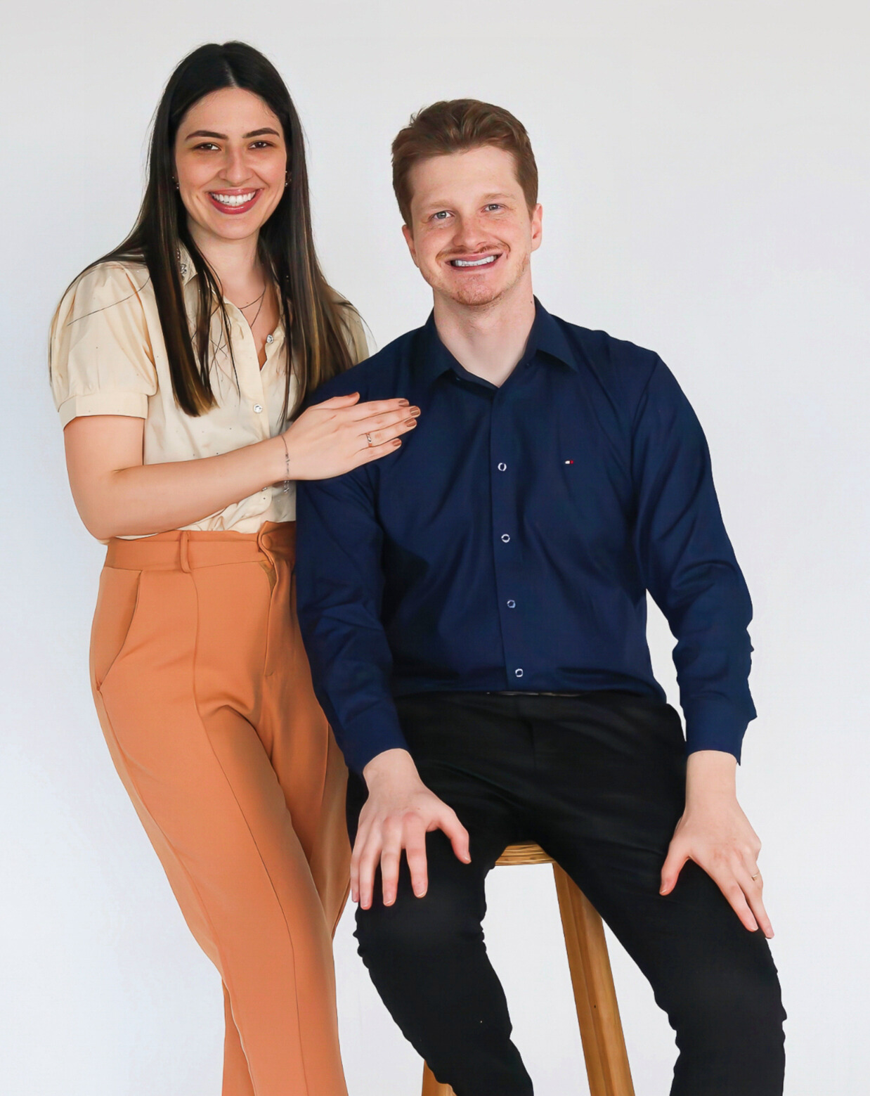 Foto mulher sorrindo de chapéu